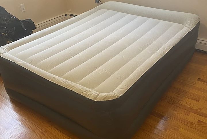 Having a comfortable air mattress for guests from SleepLux