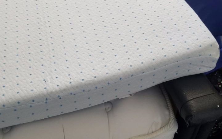 Checking the thickness of the mattress topper for back pain