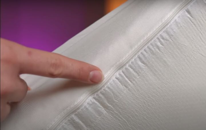 Checking how durable the zipper of the mattress topper for shoulder pain