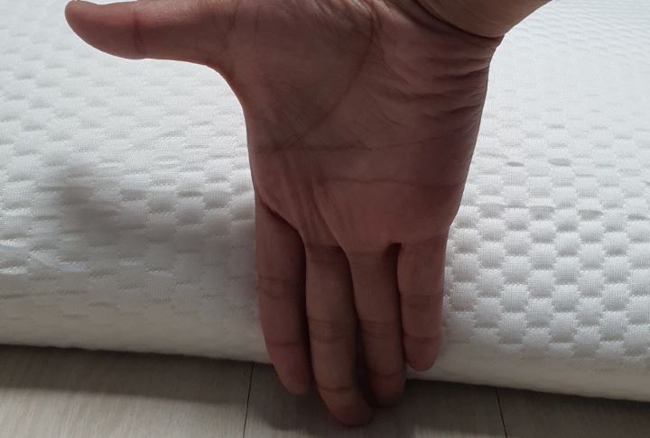 Checking the thickness of the Tempur-Pedic's mattress topper for shoulder pain