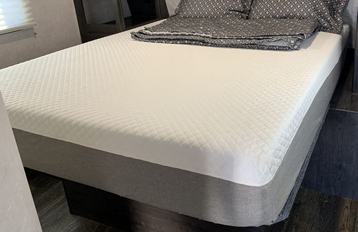 Inspecting how good the quality  of the mattress for shoulder pain